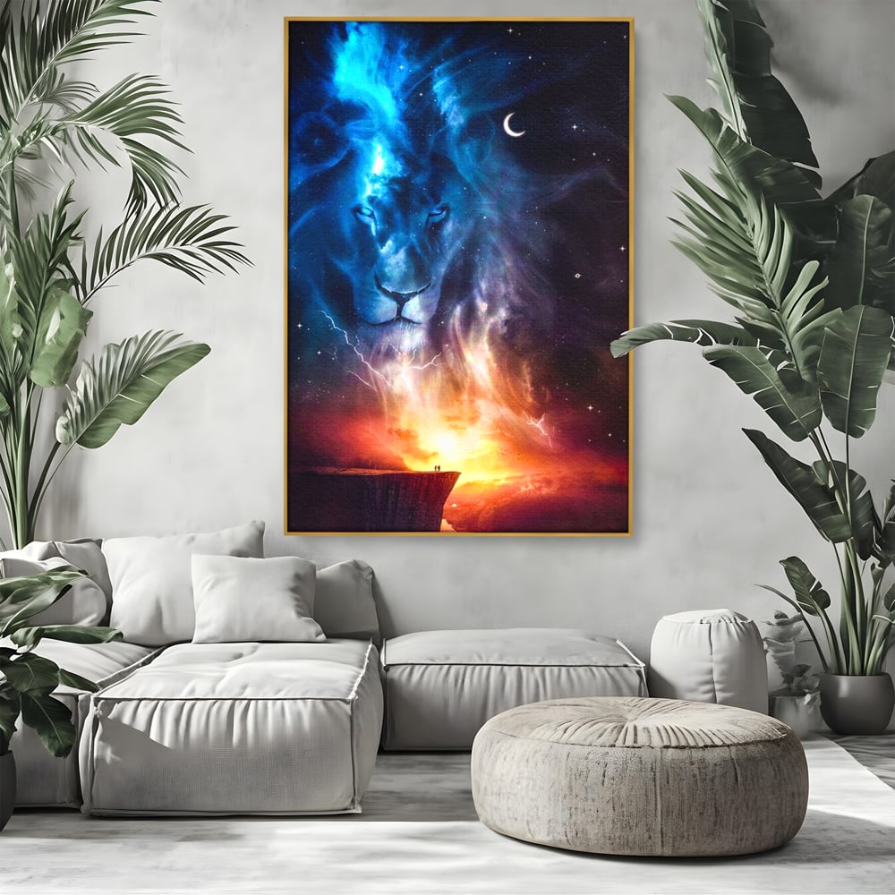 Tablou canvas cu tablou canvas cu leu in univers, in rama de aluminiu auriu, pe perete intr-un living